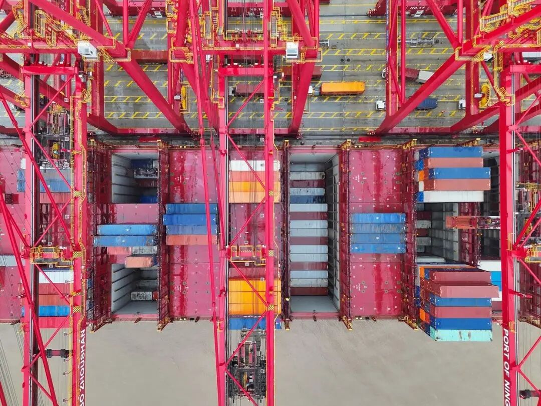 宁波舟山港迎新年首艘"海上巨无霸"，，，，，内贸集装箱海运开启新篇章