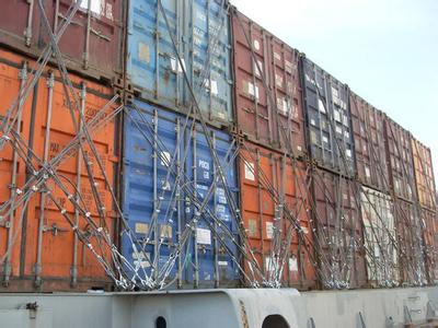 22层楼高的海运集装箱船风波中屹立不倒是什么缘故原由？？？？？