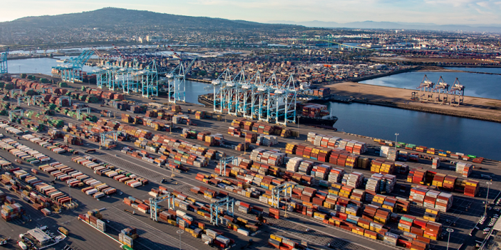 关税恐慌，，，，，，美国口岸遭遇史上最忙碌旺季