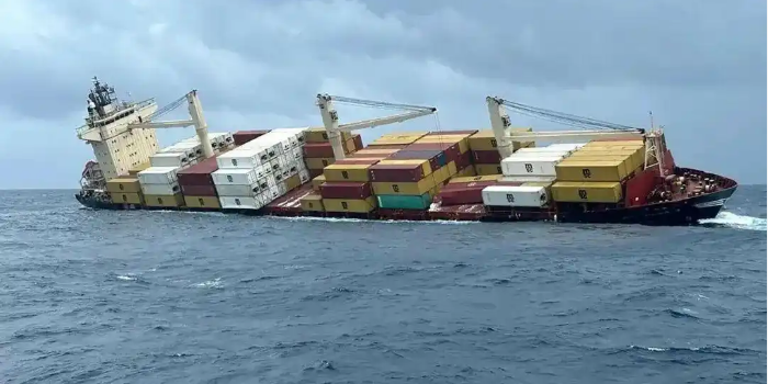 集装箱船遇险淹没，，，，，，，，数百个集装箱坠海