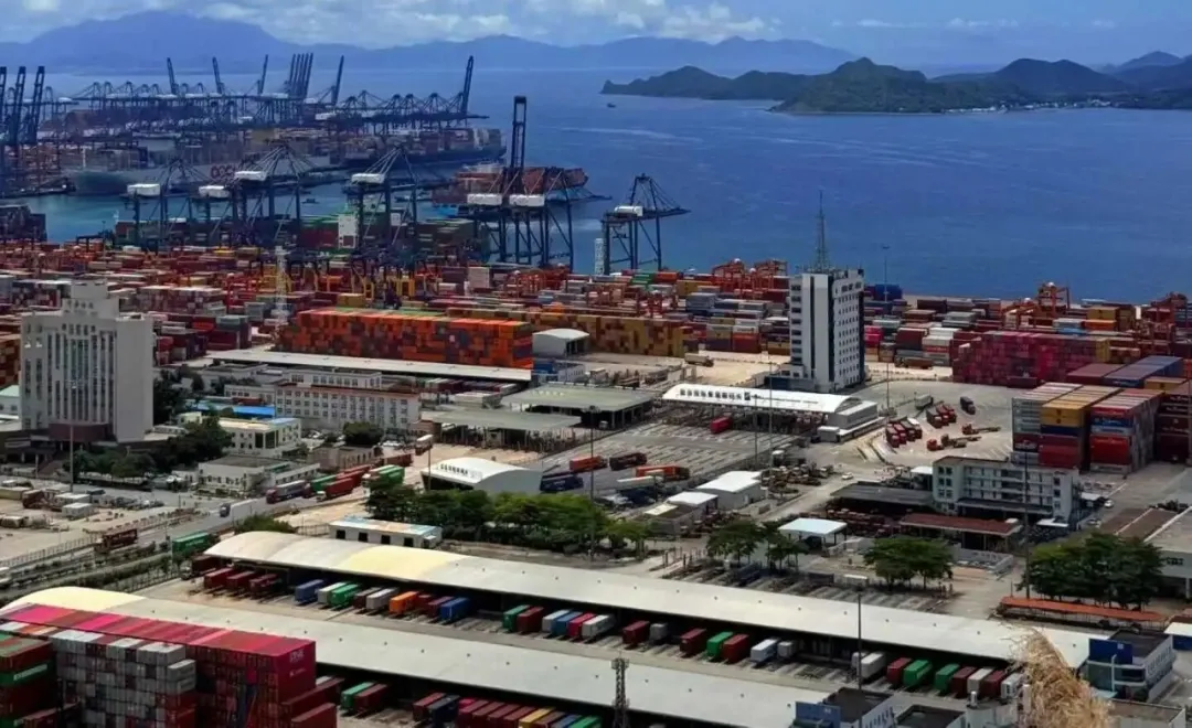 苹果17跨洋而来，，，，，，，集装箱的“硬核”之旅