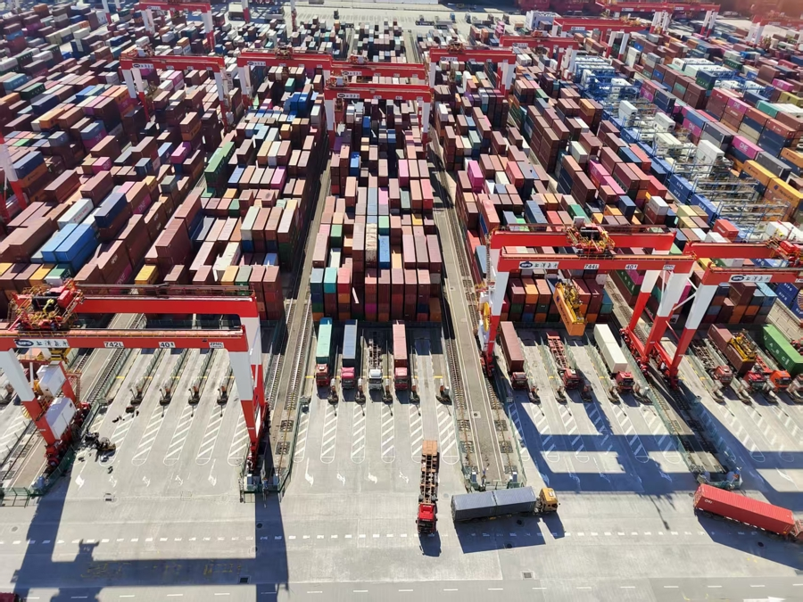 洋山港吞吐量立异高，，，，，，，上海港稳居全球第一彰显外贸“硬实力”