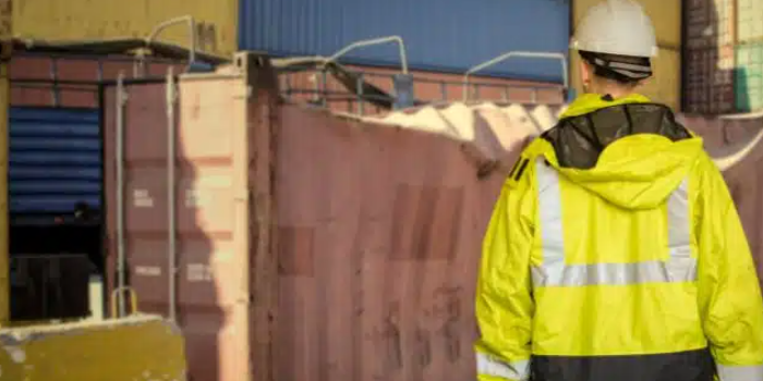 有什么缘故原由导致海运集装箱运输途中损坏？？？？？？？？